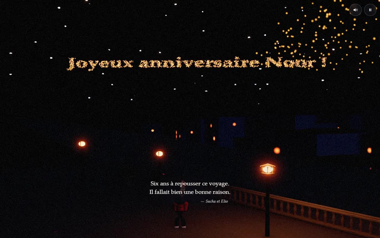 La finale : « Joyeux anniversaire Noor ! » écrit en feu d’artifice au-dessus de la ville, vu depuis un belvédère.